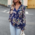 Donkerblauwe gebloemde blouse met V-hals, kleurrijke patronen en ruches aan de mouwen - S / Marineblauw