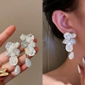 Elegante Blumenohrringe mit weißen Blütenblättern und hellblauen Kristallanhängern - 40# Französischer Vintage Floral Wassertropfen Anhänger (HE8967)