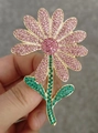 Broche marguerite avec cristaux roses et verts sur monture dorée, vue de près - Fleur en Strass Rose-Vert