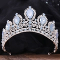 Detailaufnahme einer silbernen Barock-Brautkrone mit blauen Steinen und Kristallen - Dickes Silber Weiß & Blau Jelly Strass