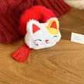 Dettaglio dell'elastico per capelli gatto portafortuna in peluche con ricami rossi - Stile Gatto della Fortuna Nappa Rossa