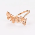 Primer plano del anillo de mariposa en oro rosa con detalles de alas de cristal - US 6 / Oro rosa
