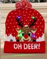 Berretto natalizio rosso in maglia con renna a LED e scritta Oh Deer con pompon bianco - Renna con Luce LED