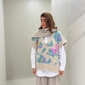 Gilet en maille jacquard à col en V couleur avoine avec motif floral et écharpe assortie - S / Abricot