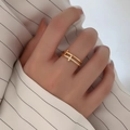 Minimalistischer goldener Doppelschicht-Kreuzring mit Zirkonia für Damen am Finger - US 5 / Gold