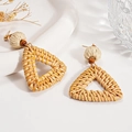 Dettaglio ravvicinato di orecchini a triangolo in rattan intrecciato con perline in legno - Perno in Argento - Caffè Triangolo