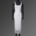 Dettaglio del maxi abito in pizzo bianco con spalline a fiocco e trame floreali delicate - S / Bianco