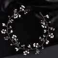 Eleganter 35cm goldener Braut-Haarschmuck mit weißen Perlen auf schwarzer Seide - KC Gold