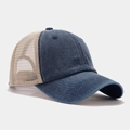 Dettaglio del cappello trucker con denim blu e rete beige traspirante sul retro - Regolabile / Blu Navy / Blu Denim Patchwork Beige