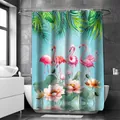 Tropischer Duschvorhang mit rosa Flamingos und grünen Palmenblättern auf Blau - 90x180cm / Smaragdgrün