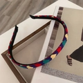 Détail d'un serre-tête en tissu à carreaux colorés avec des losanges rouges et jaunes - Cœur Coloré