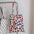 Dettaglio di una borsa tote in cotone vintage con rose rosse appesa a un supporto - Rosa Rossa