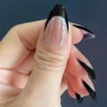 Uñas postizas de almendra francesas con bordes negros galvanizados y base rosa claro - Estilo Stiletto Francés con Punta Negra - Tipo de Pegamento (FS-36)