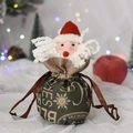 Dettaglio del sacchetto regalo di Natale verde con Babbo Natale 3D e fiocchi di neve - Stampa Inglese Babbo Natale