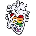 Detailansicht einer anatomischen Herznadel mit Regenbogenfarben und LOVE-Gravur - Regenbogen Herz LIEBE Stil (xz2961)