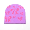 Berretto in maglia viola con motivi jacquard a fiocco rosa per calore e stile invernale - M (56-58cm) / Viola