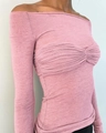 Gros plan du haut en tricot rose à épaules dénudées avec buste froncé et coupe moulante - Rose