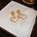 Dettaglio di orecchini a cuore con perle e bordi dorati a rilievo in una confezione regalo - Orecchini Pendenti a Cuore con Perle a Rosa Traforata (Ago in Argento S925) / Oro