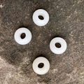 Perline distanziatrici in pietra naturale bianca 8x14 mm su trama di pietra grezza - Giada Bianca