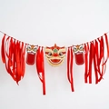 Traditionelles rotes und goldenes Löwentanz-Banner mit Anhängern und Seidenbändern - Löwentanz Banner