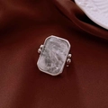 Dettaglio ravvicinato di un anello quadrato d'argento vintage con pietra bianca lucida - Pietra Quadrata Bianca Argentata / Argento