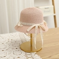 Dettaglio cappello di paglia rosa con fiocco in pizzo e cordino su supporto dorato - S (Bambini 52cm 1-6 anni) / Cappello Rosa