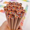 Primer plano de lápices de madera con mina de cuatro colores para dibujo creativo y DIY - Sin afilar / Color madera natural