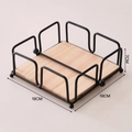 Quadratischer Serviettenhalter aus schwarzem Metall mit Holzsockel, 18x18x7cm - Quadratisch 4-Seitig Versiegelt / Schwarz