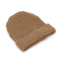 Nahaufnahme der camelfarbenen Strickmütze mit Waffelmuster und dicker Garnqualität - Khaki