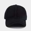 Détails rapprochés des bords effilochés et du tissu usé d'une casquette en coton noir - Réglable / Noir