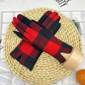 Guanti invernali touch con motivo scozzese rosso e nero e intaglio a V sul polso - Taglia unica / Quadri Neri e Rossi