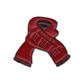 Rote Emaille-Schal-Brosche mit All Too Well Gravur auf einem geometrischen Metall-Abzeichen - Roter Schal Stil (QHXZ136)