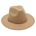 Détail du chapeau fedora en laine camel avec bande en cuir fine et boucle dorée - Taille unique / Chameau