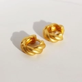 Minimalistische mattgoldene gedrehte Creolen mit klassischer Metalltextur - Mattgold