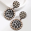 Dettaglio di orecchini boho con stampa leopardata e accenti di margherite in cabochon - Stile Bronzo Leopardato Bianco e Nero / Nero e Bianco