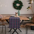 Runner da tavola a quadri rossi e verdi su tavolo in legno con decorazione natalizia - Formato personalizzato / Quadri Sandwich Blu Notte
