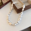 Collana di perle barocche bianche irregolari con chiusura dorata su astuccio - Stile Barocco Irregolare Bianco