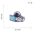 Makro-Detail eines Astronauten-Stickereipflickens mit Maßen 6,3 cm x 4,5 cm - 4# Astronaut (Arbeiten)