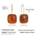 Detail van vierkante amberhars oorbellen met roestvrijstalen haken en afmetingen - Barnsteen Stijl (YYE025372-BN)