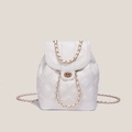 Mochila acolchada blanca con correas de cadena dorada y cierre de giro sobre beige - Blanco