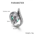Detailansicht eines Vintage-Edelstahl-Schlangenrings mit grünen Augen und Schuppentextur - US 8 / Ring