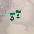 Dettaglio ravvicinato di orecchini a campana di Natale con fiocchi verdi e fiocchi di neve - No.5 Fiocco Verde Stampa Fiocco di Neve Campana Orecchini
