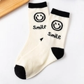 Chaussettes en coton blanc cassé avec motif smile noir et texte sur fond blanc - Taille unique / Style Visage Souriant Blanc