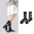Asymmetrische schwarze Baumwollsocken mit Totenkopf- und Skelettdrucken für Streetwear - Skelettknochenthema (1034)