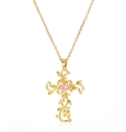 Colgante de cruz dorada con motivos de enredadera y piedra rosa central en fondo blanco - Estilo de Relieve de Enredadera con Strass Rosa (N06921)