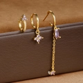 Dettaglio di un set di orecchini dorati con zirconi viola su base in pelle - Oro-Viola