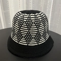 Bob en maille de style coréen avec motif géométrique jacquard noir et blanc - Taille Unique / Tricot à Losanges Noir