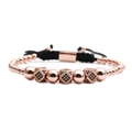Dettaglio del bracciale intrecciato oro rosa con zirconi verdi e numeri romani incisi - Zircone Verde Triplo Tondo Oro Rosa