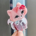 Dettaglio della simpatica spilla a gatto in acrilico marmorizzato rosa e bianco - Rosa