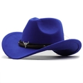 Détail du chapeau de cowboy bleu royal en laine avec tête de taureau et lien en cuir - Bleu royal